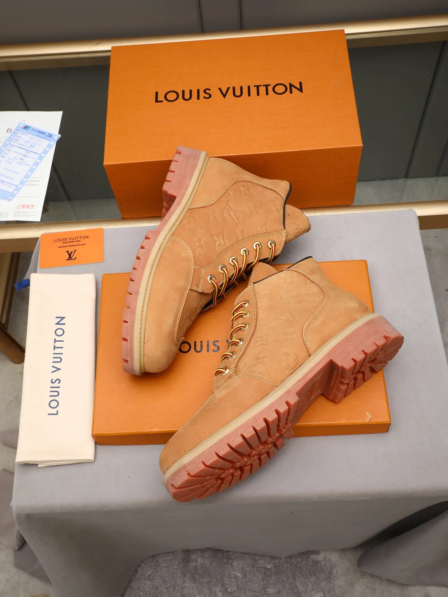 PP460 LOUIS VUITTON ss25 LV donkey brand new thick-soled lace-up big-toe shoes men's casual shoes high-top short boots. These boots are crafted from top-grain calf leather for a lightweight and comfortable fit. The thick EVA outsole is embellished with eye-catching ridges, and the trendy attitude of being both strong and soft makes it an everyday choice. ✔Upper: imported first-layer cowhide ✔Inner lining: sheep lining ✔Outsole: original molded outsole Size: 38-44 (45 customized)